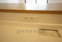 流し台とコンロの間にコンセントを設置しました。最新調理家電を使って時短できますよ＾＾