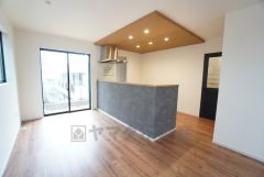 窓から光が差し込む明るいダイニングです＾＾