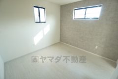 主寝室としてお使いいただけそうなこちらのお部屋は、日当たりが良く、爽やかな風を感じて起きる朝は、快適生活の始まりに。