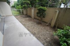 テラス＆専用庭付き＾＾日光浴やガーデニングはもちろん、お子さまの外遊びの場としても＾＾リビングから様子が見守れるので安心です＾＾ 