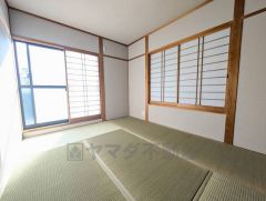 6帖。住む人のこだわりを活かす和室＾＾押入れもあり荷物もすっきり片付けられ、ゆとりのある暮らしが出来ます＾＾ 