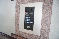 防犯性もばっちり、TVモニター付きインターホン完備。来訪者の顔が見えるので、安心＾＾お子さん1人での留守番時にも活躍しそうです。