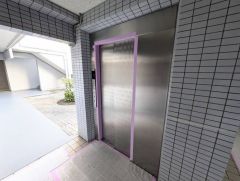 エレベーター完備で、毎日の移動もスムーズ。重い荷物やベビーカーの利用も安心です。買い物帰りなどに、上階でもラクに移動できますね＾＾