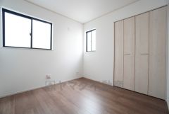 5帖。住む人のこだわりを活かす洋室＾＾広めのクローゼットもあり荷物もすっきり片付けられ、ゆとりのある暮らしが出来ます＾＾