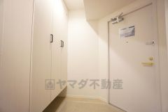 人感センサー式ライトがついた玄関です＾＾玄関を開けた瞬間に明るくなると快適ですね。靴の着脱スペースも広く、ステキな玄関で帰ってくるのが楽しみになりそうです＾＾ 