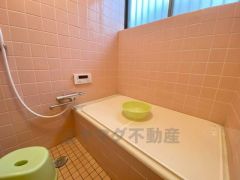 1日の疲れを癒すくつろぎのバスルーム。 掲載画像は、見やすさ向上のため一部加工・補正を施している場合があります。現地の状況や実際の仕様と異なる場合は、現況を優先させていただきます。 