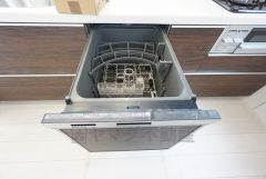 炊事時間を大幅に短縮できる食器洗浄乾燥機付き＾＾食器を洗う手間が減るので家族とのコミュニケーションの時間や自分の時間が増えますね。