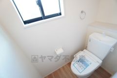 1階2階の2ヶ所にトイレがありますので、忙しい朝にも家族に気を使わず、ゆとりが生まれますね＾＾ 小窓付きで換気する時に便利です＾＾