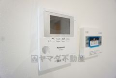 防犯はもちろん、セールスマン対策にもなるモニター付きインターホンです。 来訪者の顔が見えて安心ですね＾＾