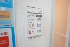 入浴後の水滴や湿気を排出し、カビの発生や臭いを抑制する暖房換気乾燥機付き。雨の日の洗濯物にも効果的です。