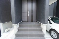 家の顔となる玄関扉がかっこいいと、たくさんの人を招き入れたくなりますね＾＾