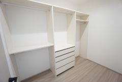 洋室にはハンガーパイプ付きのウォークインクローゼットが設けられています。たっぷり収納できるので衣替えの心配もいりませんね＾＾