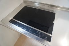 お手入れのしやすいIHクッキングヒーターです。3口コンロなので、効率よくお料理が楽しめます。毎日のお料理も楽しくなりますね＾＾ 