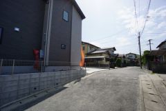前面道路含む現地写真。北側約4.5ｍ、東側約4.5ｍの公道に面しています。 角地なので開放感があります＾＾ 