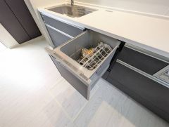 炊事時間を大幅に短縮できる食器洗浄乾燥機付き＾＾食器を洗う手間が減るので家族とのコミュニケーションの時間や自分の時間が増えますね。