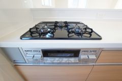 3種類の料理が同時に調理できる、3口ガスコンロ。忙しい夕食の支度時間が短縮できて効率よくお料理が楽しめます。