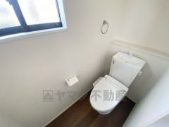 1階2階の2ヶ所にトイレがありますので、忙しい朝にも家族に気を使わず、ゆとりが生まれますね＾＾ 小窓付きで換気する時に便利です＾＾