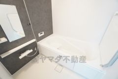 1日の疲れを癒すくつろぎのバスルーム。足を伸ばしてもゆったりと入れるサイズです。お子様と一緒にお風呂に入っても狭くないですね＾＾