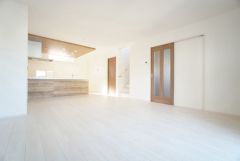 カウンターキッチンに加えて、リビング階段になっているので、お顔を合わす回数が増え、ぐっと家族の距離が縮まります。