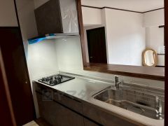 対面式キッチンなのでリビングにいるご家族とコミュニケーションを取りながら洗い物や、お料理が楽しめそうですね＾＾ 