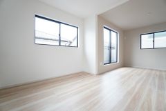 12.18帖。2ドア1ルーム。お子様の成長に合わせてお部屋を仕切ることができます＾＾ 間仕切り後も2面採光が確保されています。 