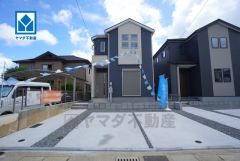 カースペース3台分を確保。グレーとホワイトのおしゃれなツートーンカラーの外観です＾＾