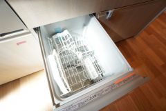 炊事時間を大幅に短縮できる食器洗浄乾燥機付き＾＾食器を洗う手間が減るので家族とのコミュニケーションの時間や自分の時間が増えますね。