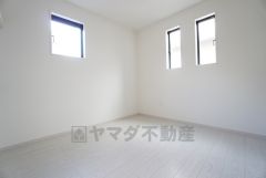 2面採光を確保した明るい室内は、風通しも良く、大変居心地の良い空間となっております。日当たりがよく、子供部屋としての利用もおすすめ。