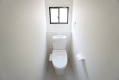 1階2階の2ヶ所にトイレがありますので、忙しい朝にも家族に気を使わず、ゆとりが生まれますね＾＾ 小窓付きで換気する時に便利です＾＾