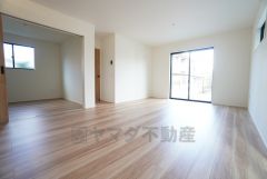 南向き縦長のリビングであたたかい日差しを感じられます＾＾