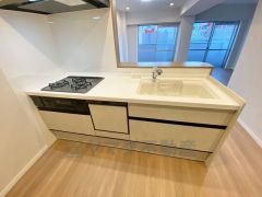 対面式キッチンなのでリビングにいるご家族とコミュニケーションを取りながら洗い物や、お料理が楽しめそうですね＾＾