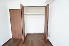 洋室にはハンガーパイプ付きのクローゼットが設けられています。たっぷり収納できるので衣替えの心配もいりませんね＾＾