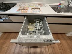 炊事時間を大幅に短縮できる食器洗浄乾燥機付き＾＾食器を洗う手間が減るので家族とのコミュニケーションの時間や自分の時間が増えますね。