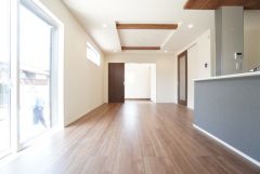 大きな窓のあるリビングは、陽光あふれる明るい空間です。居心地良く、ご家族皆がゆったり寛げる憩いの空間となりそうです。