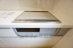 お手入れのしやすいIHクッキングヒーターです。3口コンロなので、効率よくお料理が楽しめます。毎日のお料理も楽しくなりますね＾＾