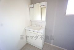 三面鏡にハンドシャワー付きで使いやすい洗面台です＾＾鏡裏と洗面ボウル下に収納付きの洗面台なので、整理整頓ができスッキリと使えます＾＾
