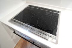 お手入れのしやすいIHクッキングヒーターです。3口コンロなので、効率よくお料理が楽しめます。毎日のお料理も楽しくなりますね＾＾