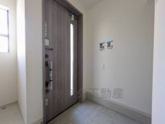 玄関扉にスリットのある明るい玄関です＾＾ シューズクローク＆シューズボックス付き。ご家族全員分の靴からベビーカーやゴルフバッグなどもしっかり収納できます＾＾ 