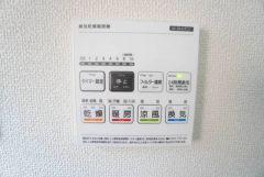 浴室暖房乾燥機付き。天候に左右されず、いつでも好きなときに洗濯物を干せるので、仕事や家事で忙しい方に重宝します。