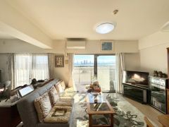 床暖房付き＾＾家族が集まる開放的なリビング。思い思いの時間を過ごしたり食事をしたり、素敵な団らんの場になりますね。 