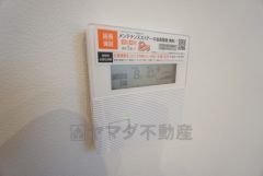 キッチン横からお湯張り、追い炊き、足し湯がボタン一つで楽々操作できる給湯機リモコンです＾＾忙しい夕飯の準備の時間帯に重宝しますね。