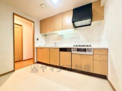 収納も、作業スペースも広々と設けられた使いやすいシステムキッチンです＾＾リビングでの寛ぎを邪魔しない独立キッチン。生活感が出にくいので急な来客にも困りませんね＾＾ 