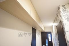 玄関（廊下）スペースにはデッドスペースを生かした天吊り収納があります＾＾普段使わないものを収納するのに適しています。