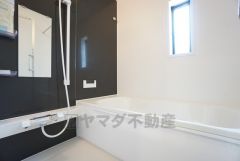 1日の疲れを癒すくつろぎのバスルーム。足を伸ばしてもゆったりと入れるサイズです。お子様と一緒にお風呂に入っても狭くないですね＾＾