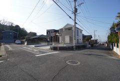 開放感のある角地＾＾前面道路は南側約6.58ｍ、東側約6.64ｍの公道に面しています。道路幅が広いので駐車もラクラクできそうですね＾＾ 