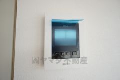 防犯はもちろん、セールスマン対策にもなるモニター付きインターホンです。