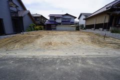 駐車スペースはゆとりある最大5台分を確保。マイカー用に、お客さま用に、余裕を持ってご利用いただけます＾＾ 