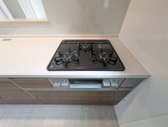 3種類の料理が同時に調理できる、3口ガスコンロ。忙しい夕食の支度時間が短縮できて効率よくお料理が楽しめます。