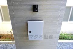 モニター付きインターホンなので来訪者の顔が見えて安心ですね。