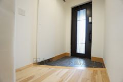 玄関扉にスリットのある明るい玄関です＾＾ ステキな玄関で帰ってくるのが楽しみになりそうですね＾＾